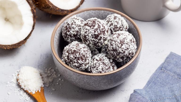 Energy balls με μαύρη σοκολάτα και καρύδα / Φωτογραφία: Shutterstock