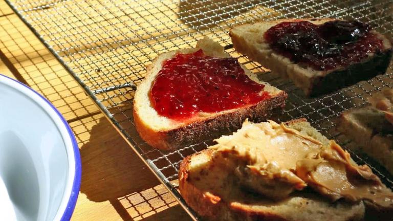 Proof Nanobakery: Σε αυτόν τον φούρνο στην Αγίας Ειρήνης φτιάχνουν σάντουιτς με μαρμελάδα μούρων και παγωτό καρύδας