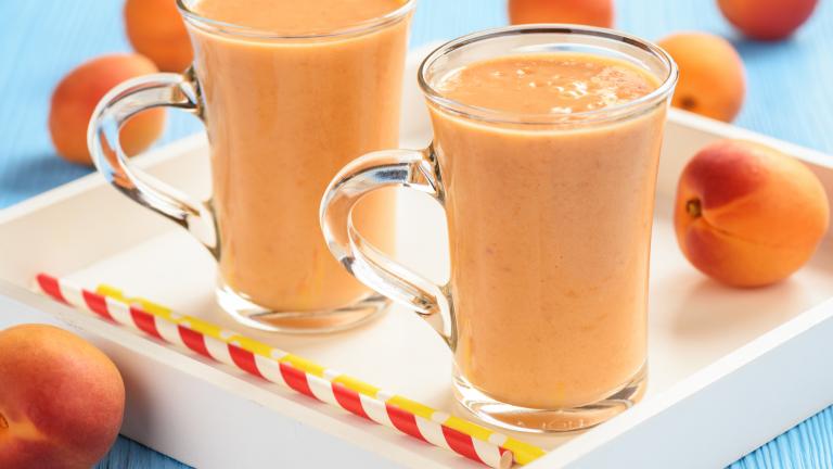 Smoothie με βερίκοκα, γιαούρτι και τζίντζερ / Φωτογραφία: Shutterstock