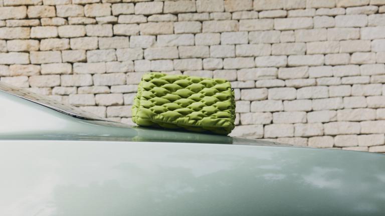 ﻿Πλεκτό lime clutch – το neon twist που χρειάζεσαι (T01/1278Z, €45,99)