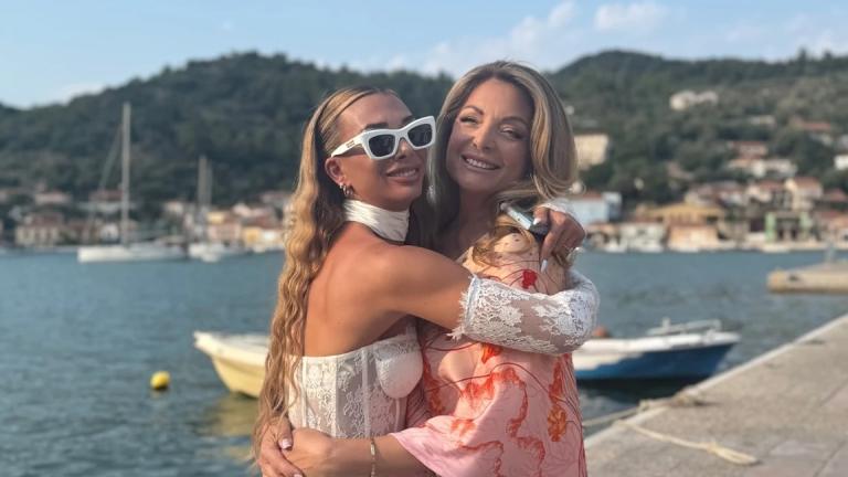 Η Άντζελα Γκερέκου με την κουμπάρα της