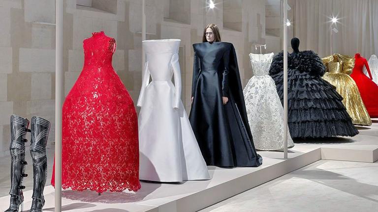 «Balenciaga by Demna»: Η τολμηρή αναδρομή στα πιο εμβληματικά σχέδια μιας δεκαετίας που άλλαξε τη μόδα