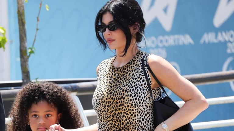 Το look της Κάιλι Τζένερ κατά την αποχώρηση από τη Βενετία