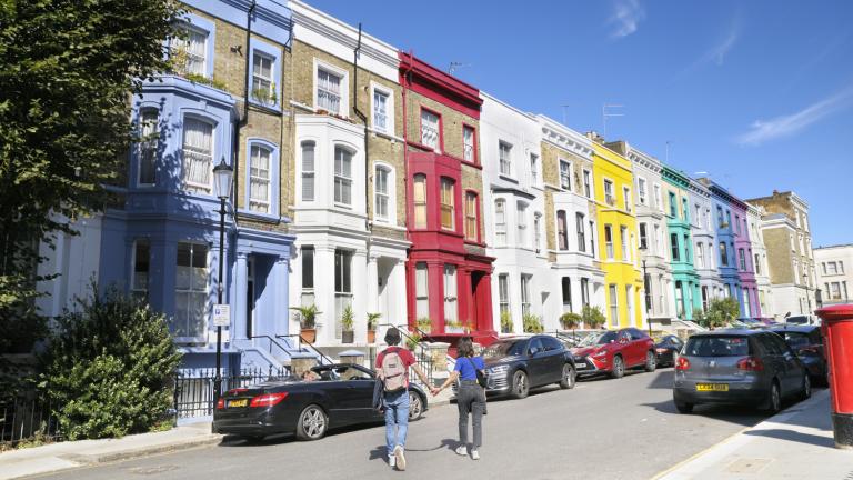 Notting Hill... off filter: Οι κάτοικοι αλλάζουν χρώμα στα σπίτια τους για να ξεφύγουν από τους influencers