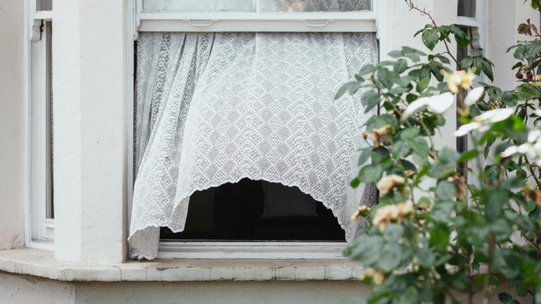 Σε ζέστη, είναι καλύτερα να έχουμε ρεύμα ή κλειστά παράθυρα; Ο ειδικός εξηγεί