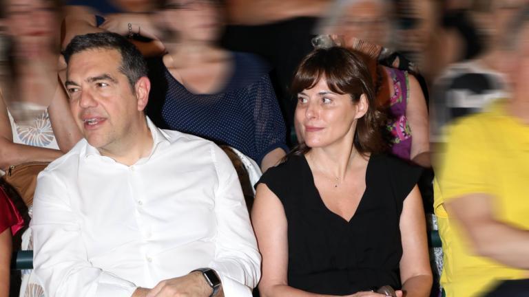 Πρεμιέρα για τον «Μόνος με τον Άμλετ» του Αιμίλιου Χειλάκη στο Κηποθέατρο Παπάγου -Παρών ο Αλέξης Τσίπρας με τη Μπέττυ Μπαζιάνα