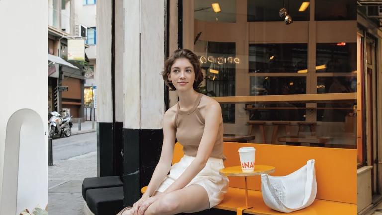 Η Αθήνα στο διεθνές προσκήνιο της μόδας: Η UNIQLO «κυνηγά τον ήλιο» με φόντο το αττικό φως