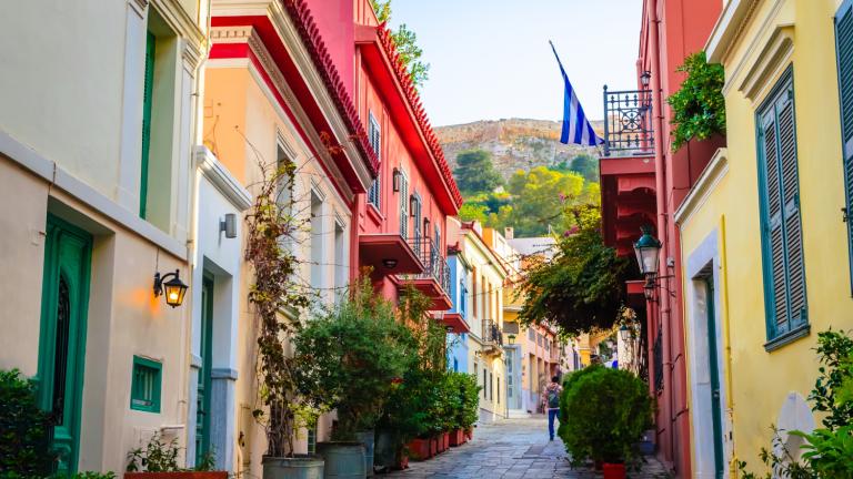 Τα spots που ξεχώρισε, το πεϊνιρλί που έμαθε, οι ελιές που μαρινάρει: Το καλοκαίρι μιας Ισπανίδας στην Αθήνα