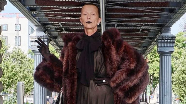 Sonja Junoso: Το μοντέλο με Πάρκινσον που συγκίνησε στο catwalk του Balenciaga