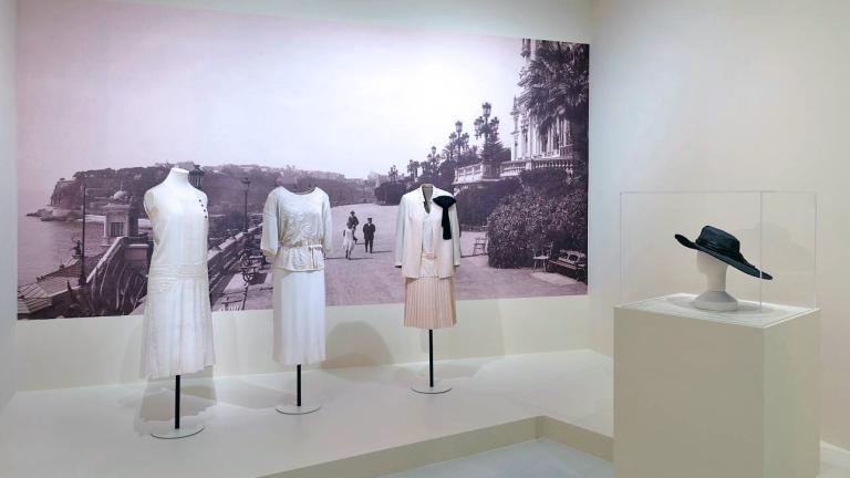 "Les Années folles de Coco Chanel" : Τα χρόνια της νιότης της μεγάλης σχεδιάστριας σε μια νέα έκθεση στο Μονακό