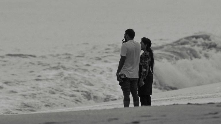 «Τι γίνεται αν χάνω κάτι καλύτερο;» – Η παγίδα σκέψης που φθείρει τις σχέσεις