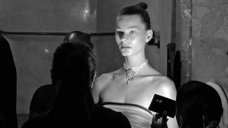 Glowy skin: Τα καλύτερα προϊόντα λάμψης για πρόσωπο και σώμα