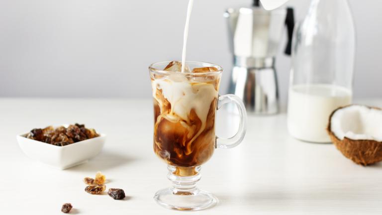 Κρύος εσπρέσο latte με πάστα χουρμά και γάλα καρύδας / Φωτογραφία: Shutterstock