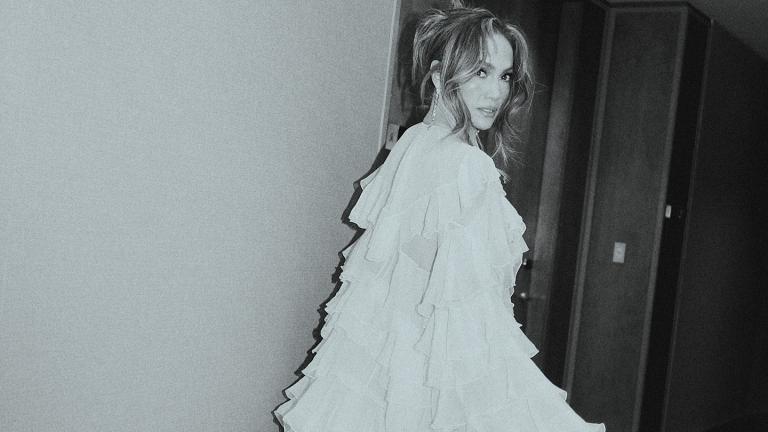 Μετά τα 50; Ο makeup artist της J.Lo αποκαλύπτει τι πραγματικά κολακεύει το πρόσωπο