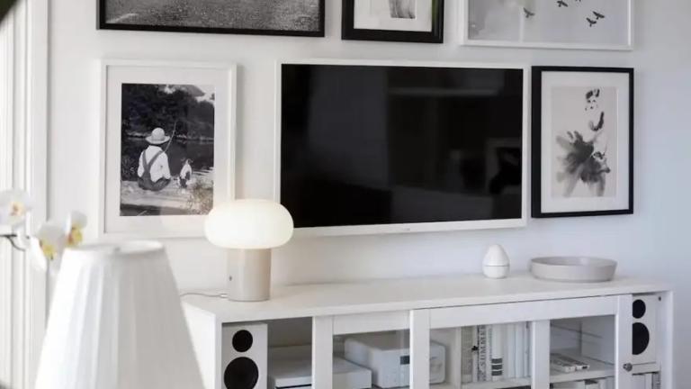 Το πανεύκολο κόλπο της IKEA για να «εξαφανίσεις» την τηλεόραση από το σαλόνι σου
