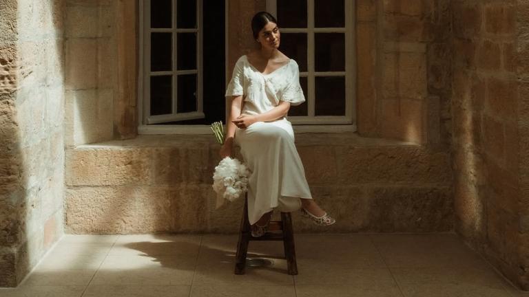 Νύφη με ρομαντικο νυφικό και δανεικά Jimmy Choo παπούτσια