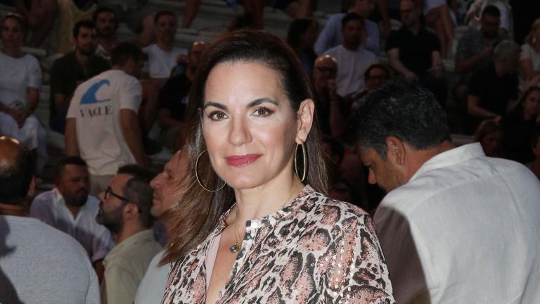 Η Όλγα Κεφαλογιάννη φωτογραφίζεται με τα παιδιά της 