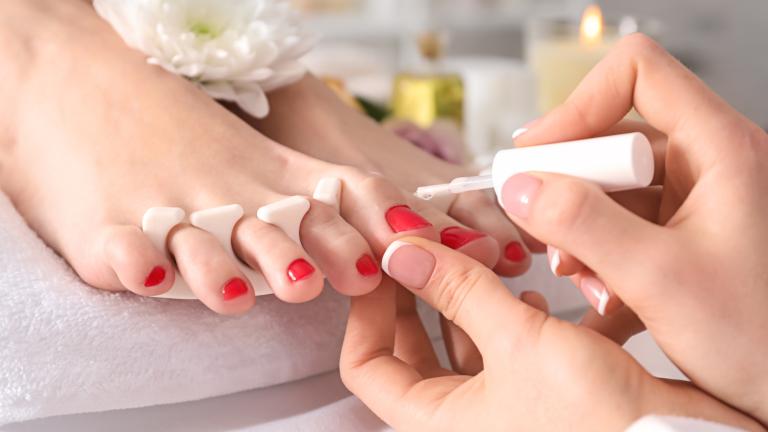 Να προτιμήσετε gel πεντικιούρ αντί για απλό βερνίκι; Συμβουλευτήκαμε τους ειδικούς