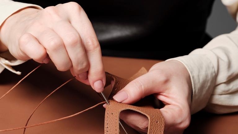  Γιατί τα luxury brands ανεβάζουν τις τιμές -Και γιατί το «χειροποίητο» μετράει πλέον περισσότερο από το logo