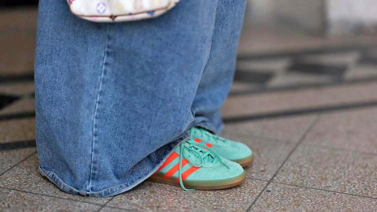 στιλάτη γυναίκα με sneakers
