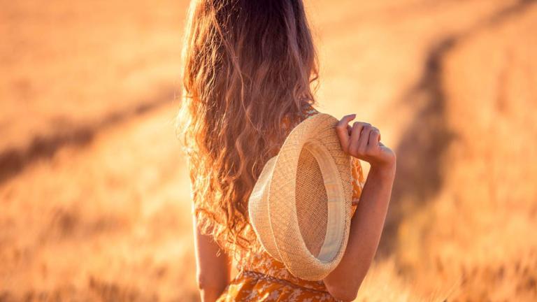 Sun Damage: Τα λάθη που φθείρουν τα μαλλιά σου το καλοκαίρι και πώς να τα προλάβεις