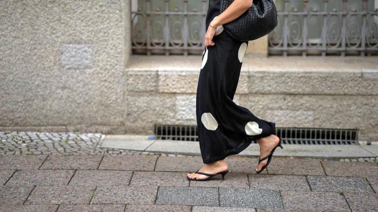 Τα Thong heels επιστρέφουν -Η πιο μίνιμαλ και σέξι τάση στα παπούτσια του καλοκαιριού
