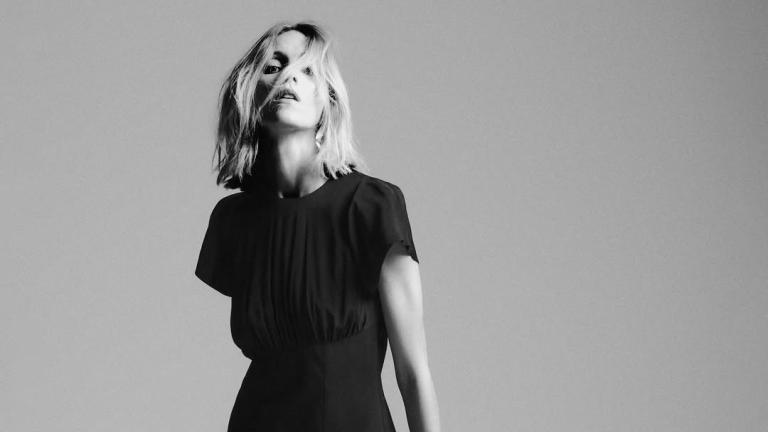4 φορέματα-επένδυση από τα Zara για στιλάτες εμφανίσεις μετά τα 50