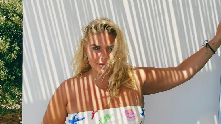 Η Δανάη Μπάρκα φωτογραφίζεται ξαπλωμένη χωρίς σουτιέν