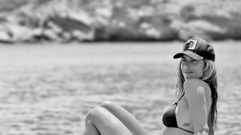 Η Ντορέττα Παπαδημητρίου κολυμπά στην πισίνα