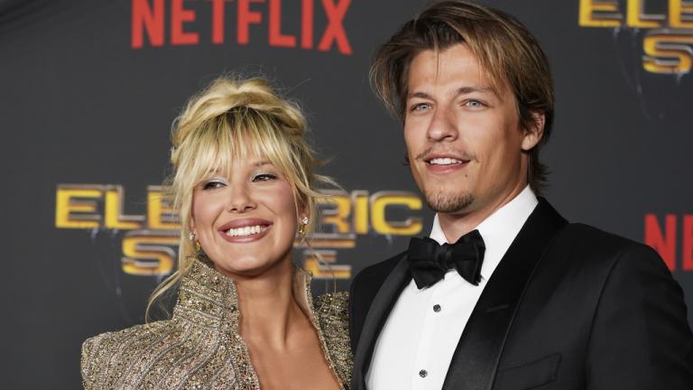 Η Μίλι Μπόμπι Μπράουν και ο Τζέικ Μποντζόβι έγιναν γονείς -Η πρώτη έξοδος με το μωρό