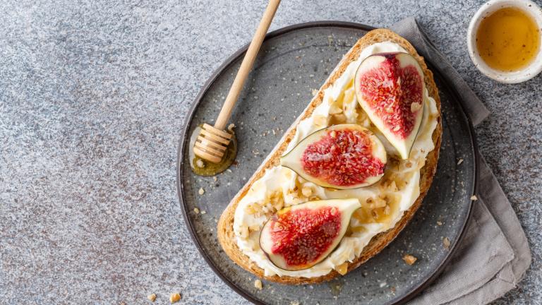 Μπρουσκέτα με σύκα και κατίκι / Φωτογραφία: Shutterstock