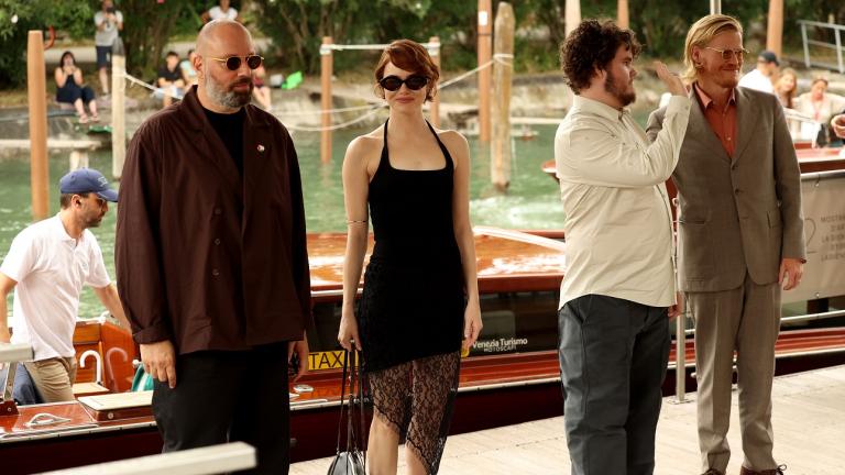 Ο σκηνοθέτης Γιώργος Λάνθιμος μαζί με την Emma Stone, τον Aidan Delbis και τον Jesse Plemons κατέφθασαν στο Palazzo del Casinò/ Getty/ Ideal Image