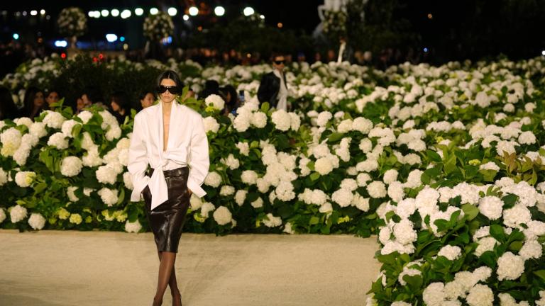 Καμία τσάντα, κανένα παντελόνι: Το Saint Laurent show που επαναπροσδιόρισε τη θηλυκότητα στο Παρίσι