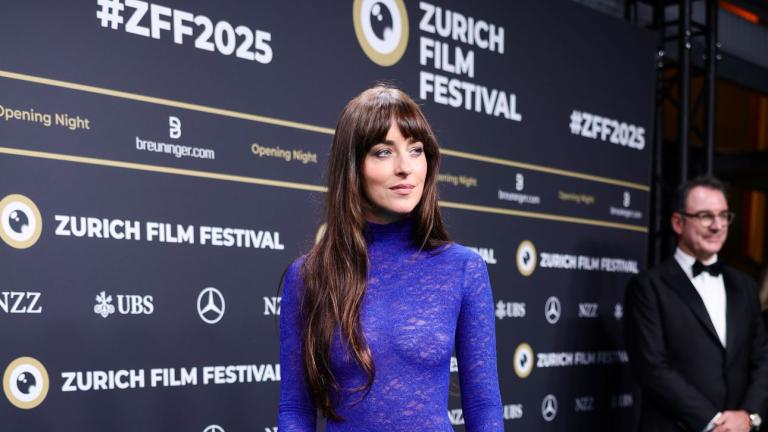 Η Ντακότα Τζόνσον με μπλε Gucci φόρεμα 