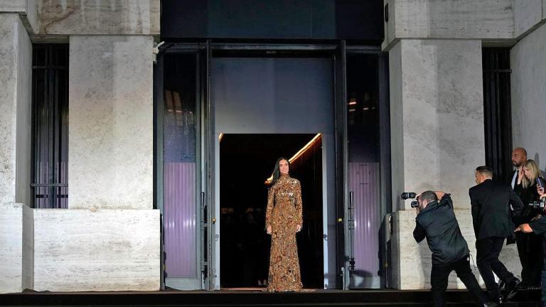 Η πρώτη συλλογή του Demna στον οίκο Gucci φέρνει κόκκινο χαλί και Hollywood glamour στο Μιλάνο