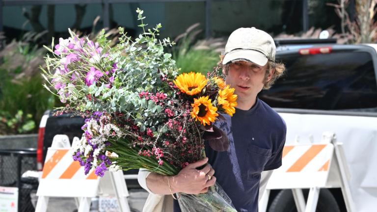 Με μια αγκαλιά λουλούδια: Πώς ένας Jeremy Allen White μάς θυμίζει την ομορφιά της καθημερινότητας