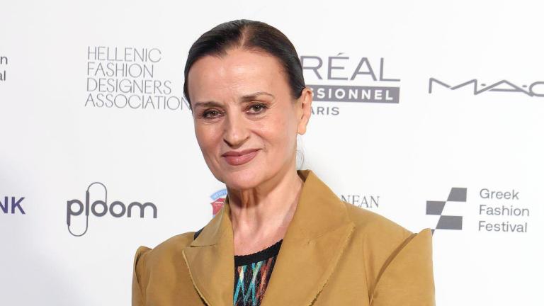 Η Καρυοφυλλιά Καραμπέτη με παντελόνι και πουκάμισο