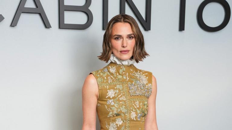 Η Κίρα Νάτιλι με μακριά τουαλέτα 