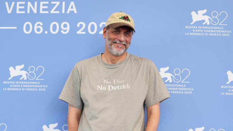 Ο Luca Guadagnino με το μπλουζάκι