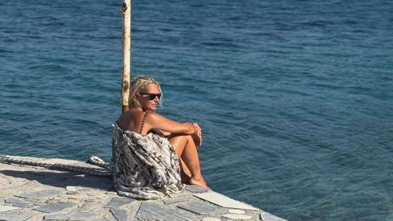 Η Μαρία Μπεκατώρου ποζάρει