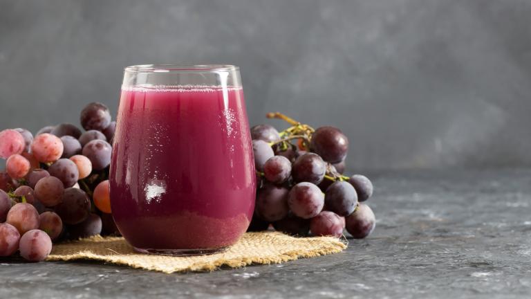 Smoothie με κόκκινα σταφύλια και μήλο / Φωτογραφία: Shutterstock 