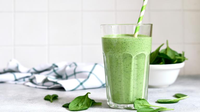 Smoothie με αγγούρι και σπανάκι / Φωτογραφία: Shutterstock