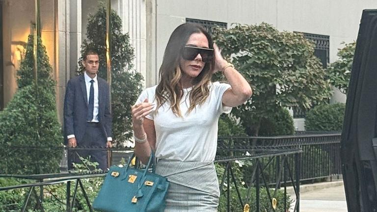 Η Βικτόρια Μπέκαμ με μίντι φούτα και Birkin τσάντα