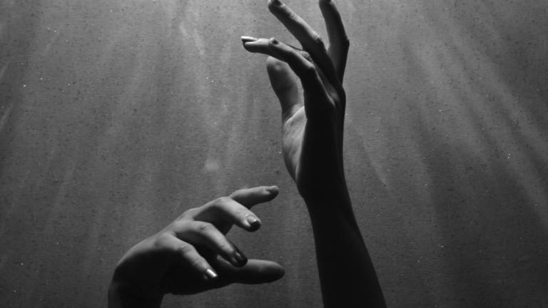 Τι σημαίνει όταν τα χέρια σας μουδιάζουν, σύμφωνα με νευρολόγο -Πότε πρέπει να ανησυχήσετε 