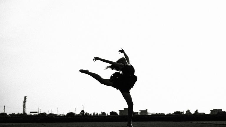 Γυναίκα που χορεύει