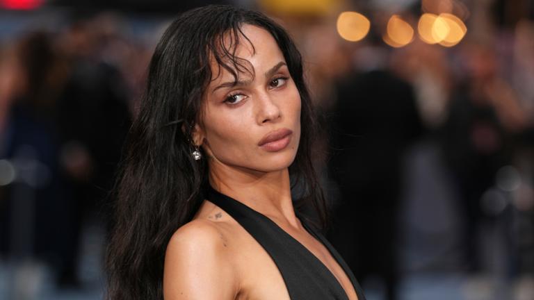 Η Zoe Kravitz ποζάρει στο κόκκινο χαλί