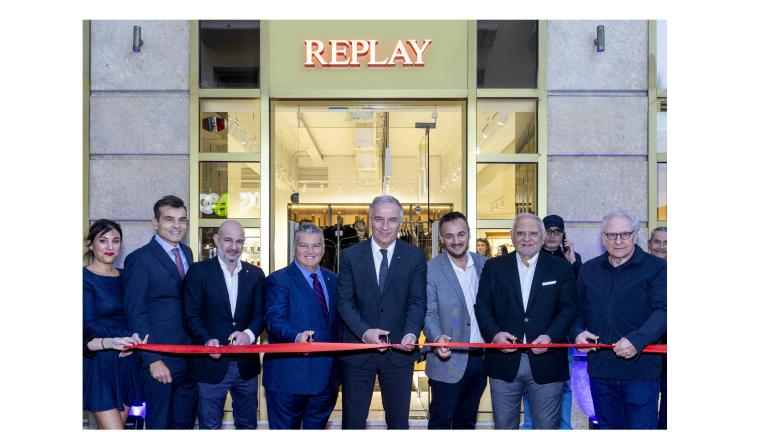 Αννέτα Μπογιόκα- Retail Manager REPLAY, Δημήτρης Κούβελας- Βουλευτής Α΄Θεσσαλονίκης, Mιχάλης Πουλάς- CEO REPLAY & BROOKS BROTHERS, Κωνσταντίνος Τσουβελεκάκης- Ιδιοκτήτης REPLAY & BROOKS BROTHERS, Σταύρος Καλαφάτης- Υφυπουργός Ανάπτυξης, Παντελεήμων Καζαντζίδης-Αντιδήμαρχος Θεσσαλονίκης, Δημήτρης Τσουβελεκάκης- Commercial Director REPLAY, Τοny Andolfato- Εκπρόσωπος REPLAY