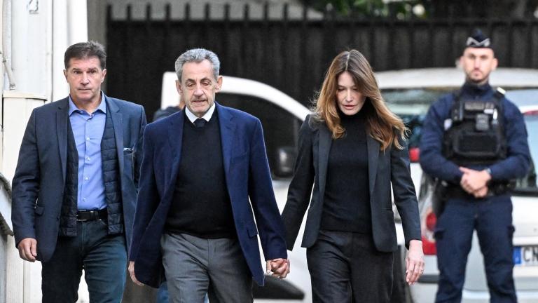 Ο Νικολά Σαρκοζί συνοδευόμενος από τη σύζυγό του Κάρλα Μπρούνι. 