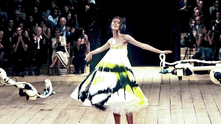 Η Σάλομ Χάρλοου στην επίδειξη μόδας του Alexander McQueen S/S 1999