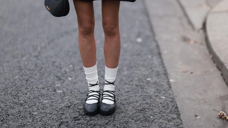 Πώς οι fashionistas φορούν τις μπαλαρίνες τους και τον χειμώνα -Η απροσδόκητη λεπτομέρεια που τις απογειώνει